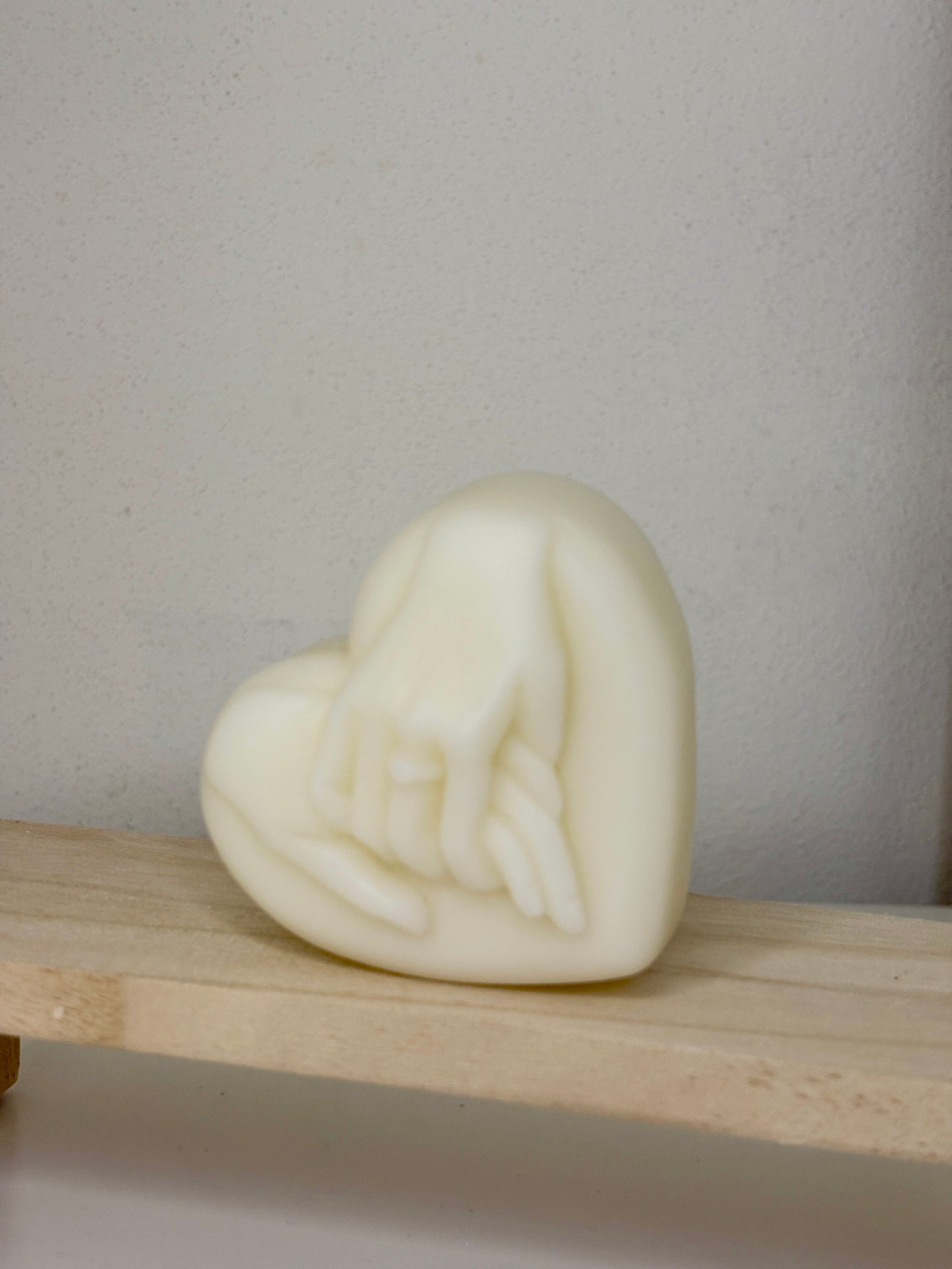 Candela Scultura "Holding Hands