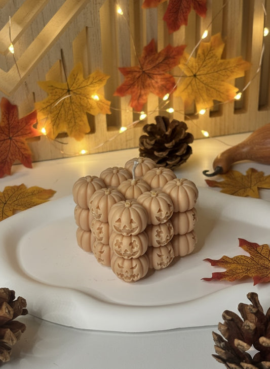 🎃 Candela Decorativa a Cubo "Pumpkin Bubble" (Jack-o'-lantern) con piattino ceramico🧡