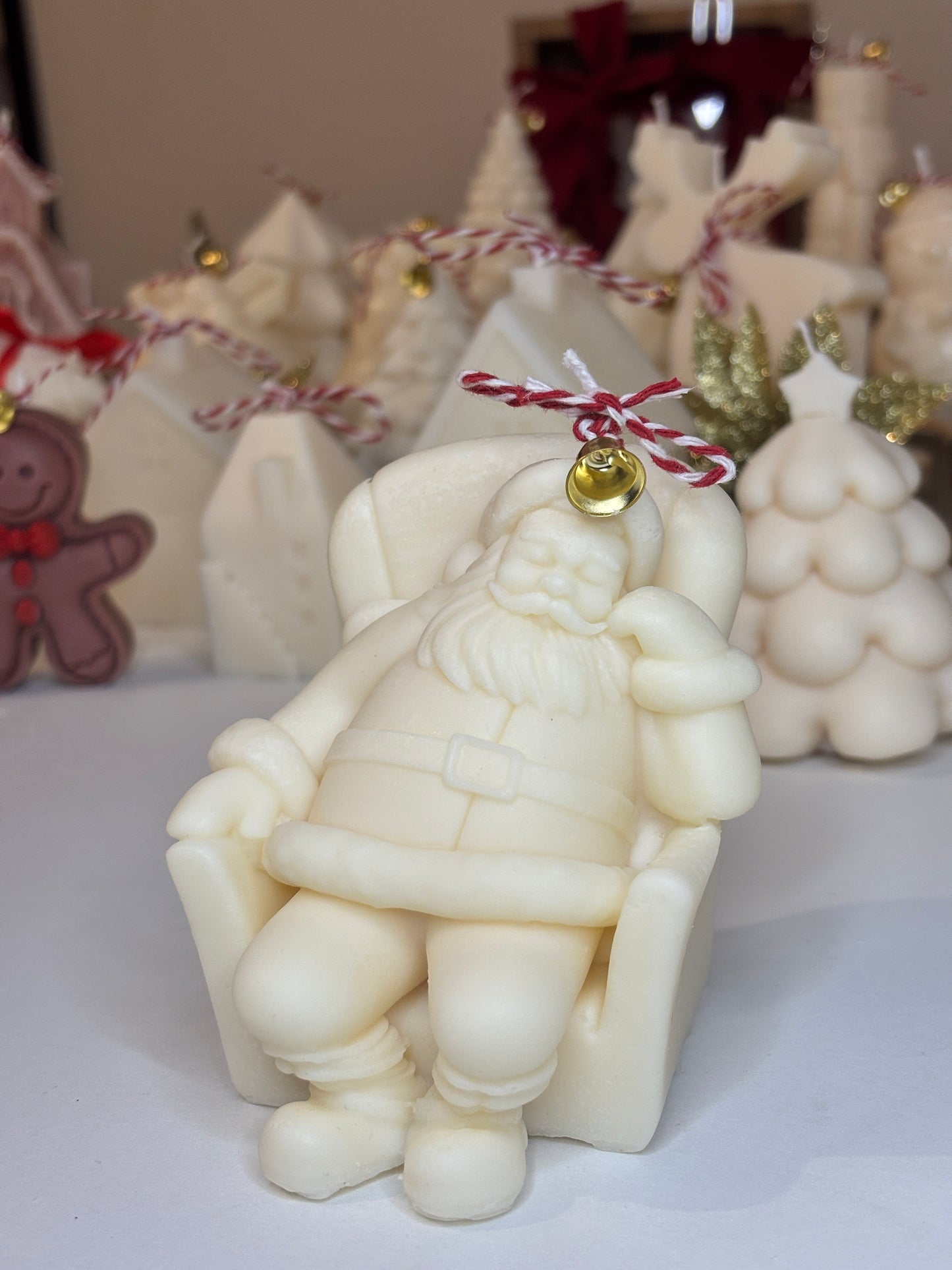 🎅 Coccole Natalizie: Candela Scultura "Babbo Natale in Poltrona" 🎄