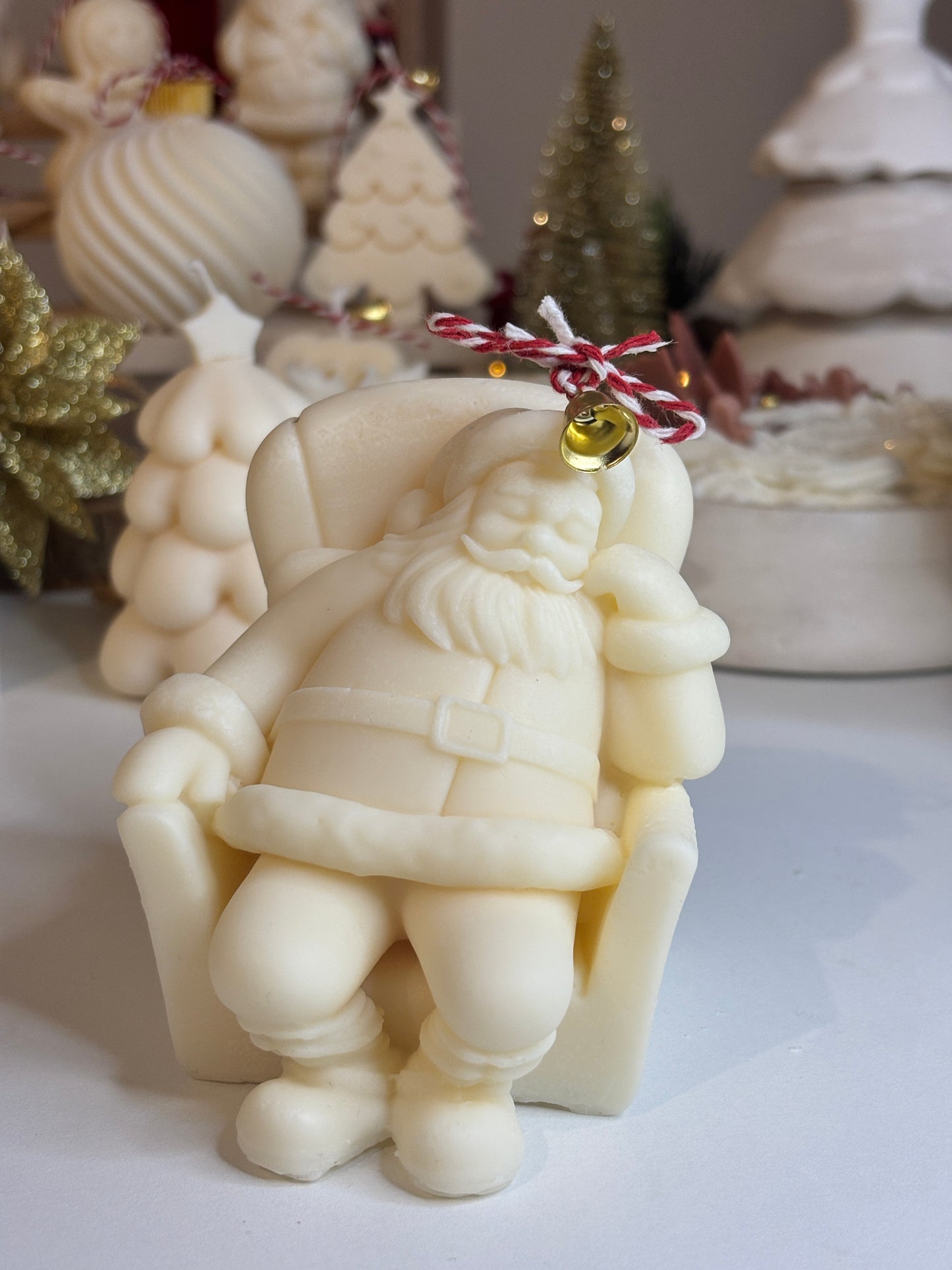 🎅 Coccole Natalizie: Candela Scultura "Babbo Natale in Poltrona" 🎄