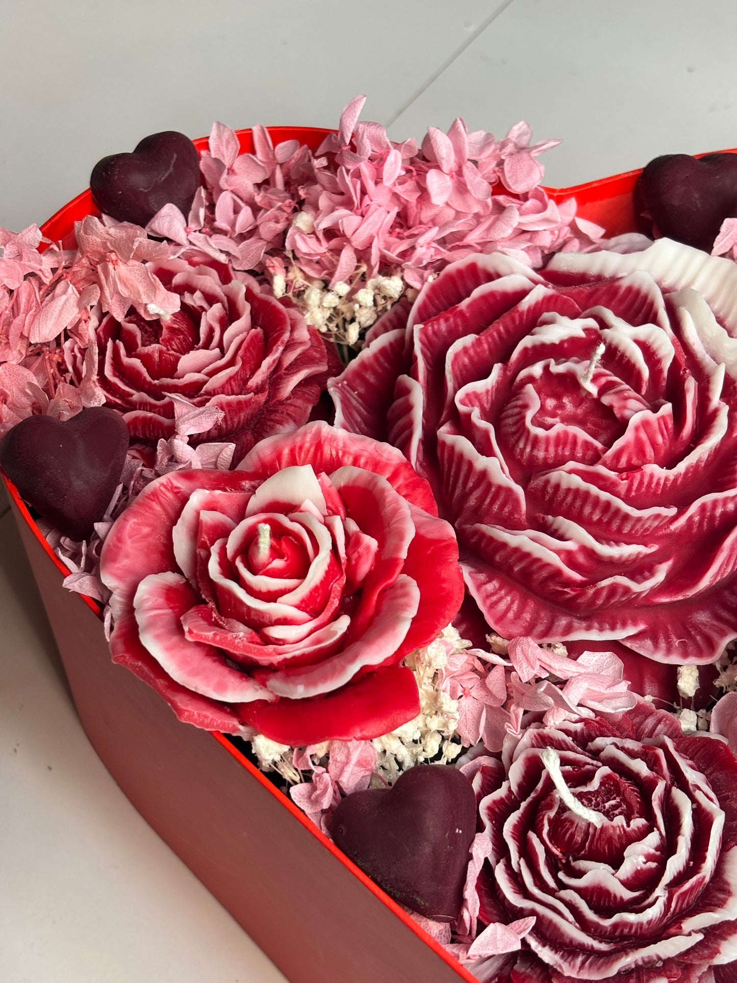 Flower Box a Cuore: Rose di Cera Artigianali e Fiori Stabilizzati